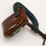 Captive wallet in a vice